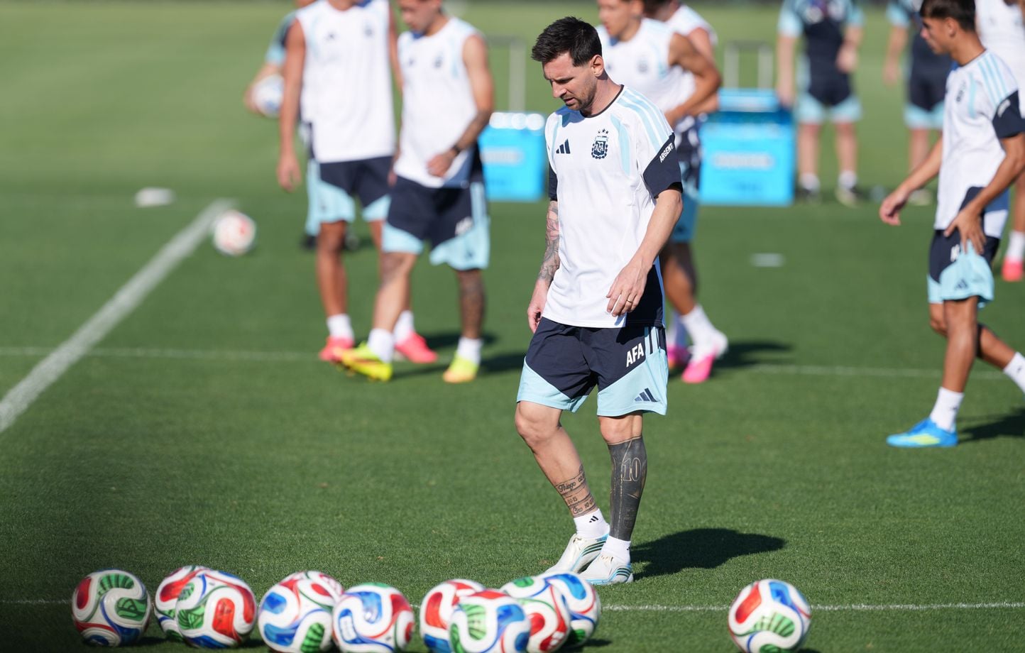 En pleno choque entre Argelia y Argentina, Leo Messi debe demostrar que sigue siendo el jefe… Sigue la noche con nosotros En pleno choque entre Argelia y Argentina, Leo Messi debe demostrar que sigue siendo el jefe… Sigue la noche con nosotros